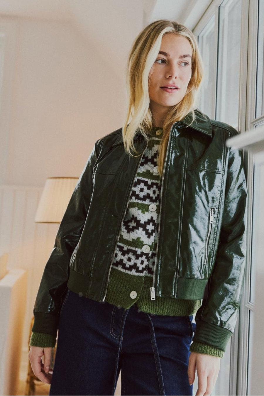 Veste verte en simili-cuir brillant par FREEQUENT, vue de face, portée avec un pull à motifs géométriques et jeans foncés