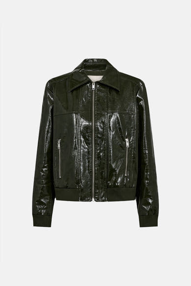 Veste verte en cuir synthétique brillant par FREEQUENT, avec fermeture éclair centrale et poches zippées latérales, vue de face