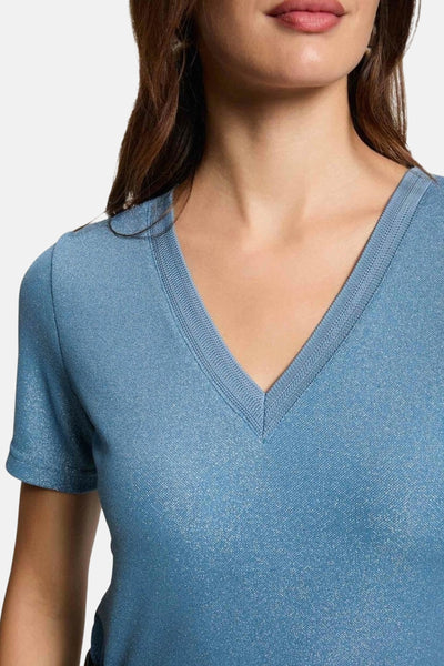 T-shirt bleu à manches courtes de Morgan de Toi avec un col en V et une texture brillante.