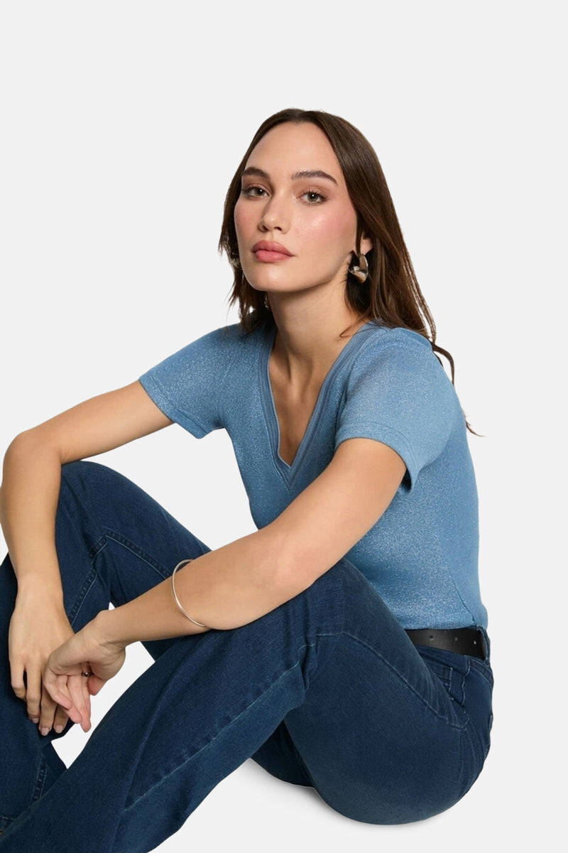 T-shirt bleu à manches courtes de Morgan de Toi, porté avec un jean et une ceinture noire.