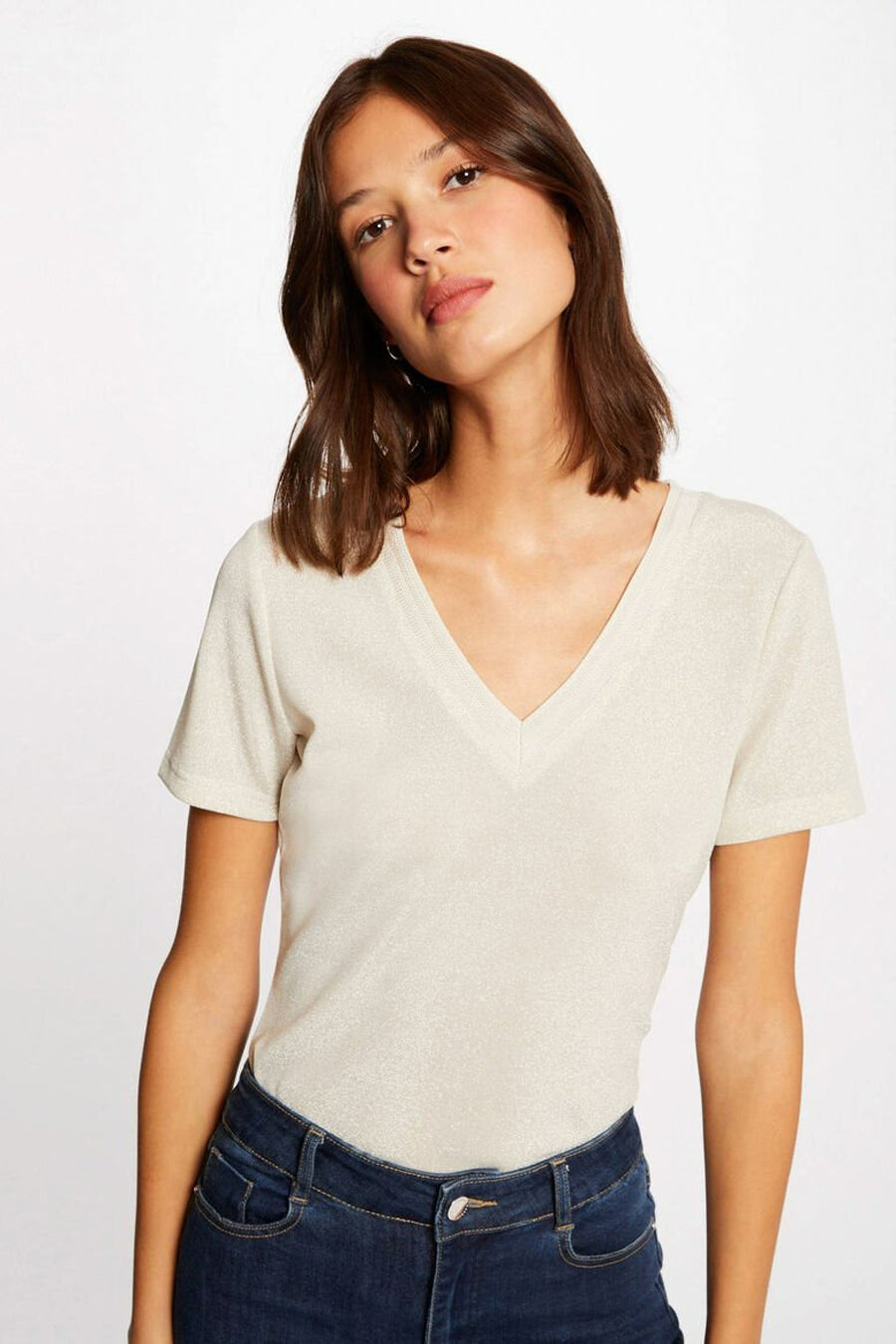 T-shirt beige à manches courtes de Morgan de Toi porté avec un jean bleu foncé.