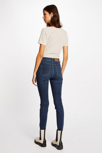 T-shirt beige à manches courtes de Morgan de Toi, porté avec un jean skinny et des bottines bicolores, vue de dos.