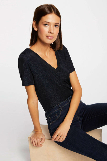 Top noir à manches courtes de Morgan de Toi, avec un col en V, porté avec un jean foncé.