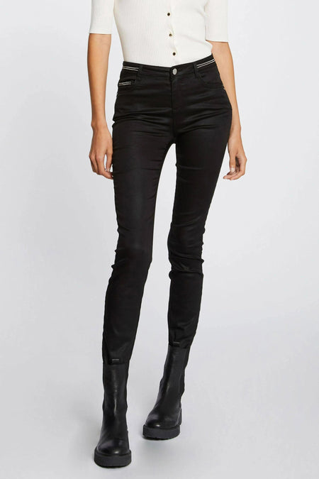 Pantalon noir de Morgan de Toi, coupe skinny avec détails de surpiqûres et bottes en cuir.