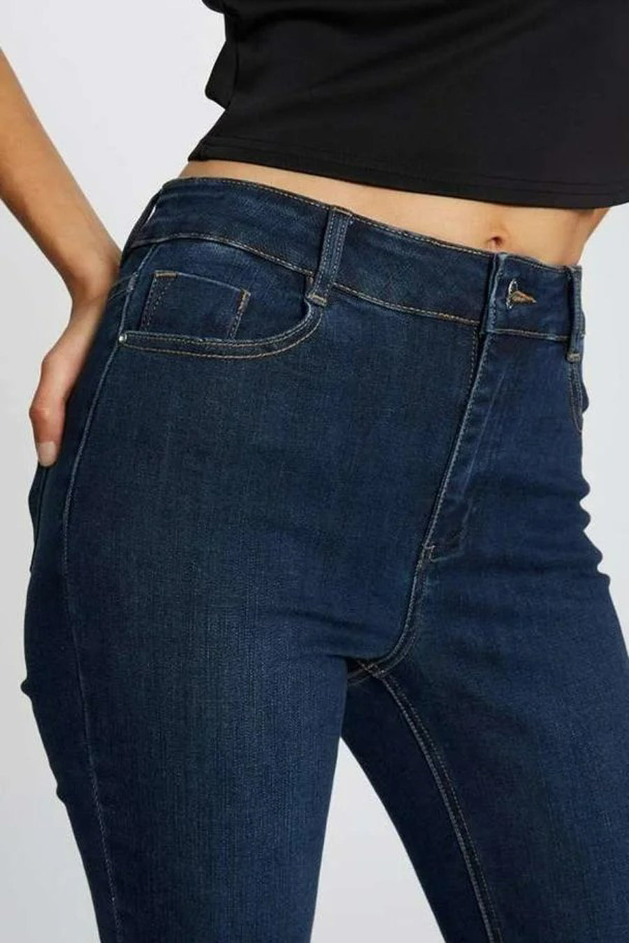 Donkerblauwe skinny jeans van Morgan de Toi, hoge taille, gedragen met een zwarte crop top.