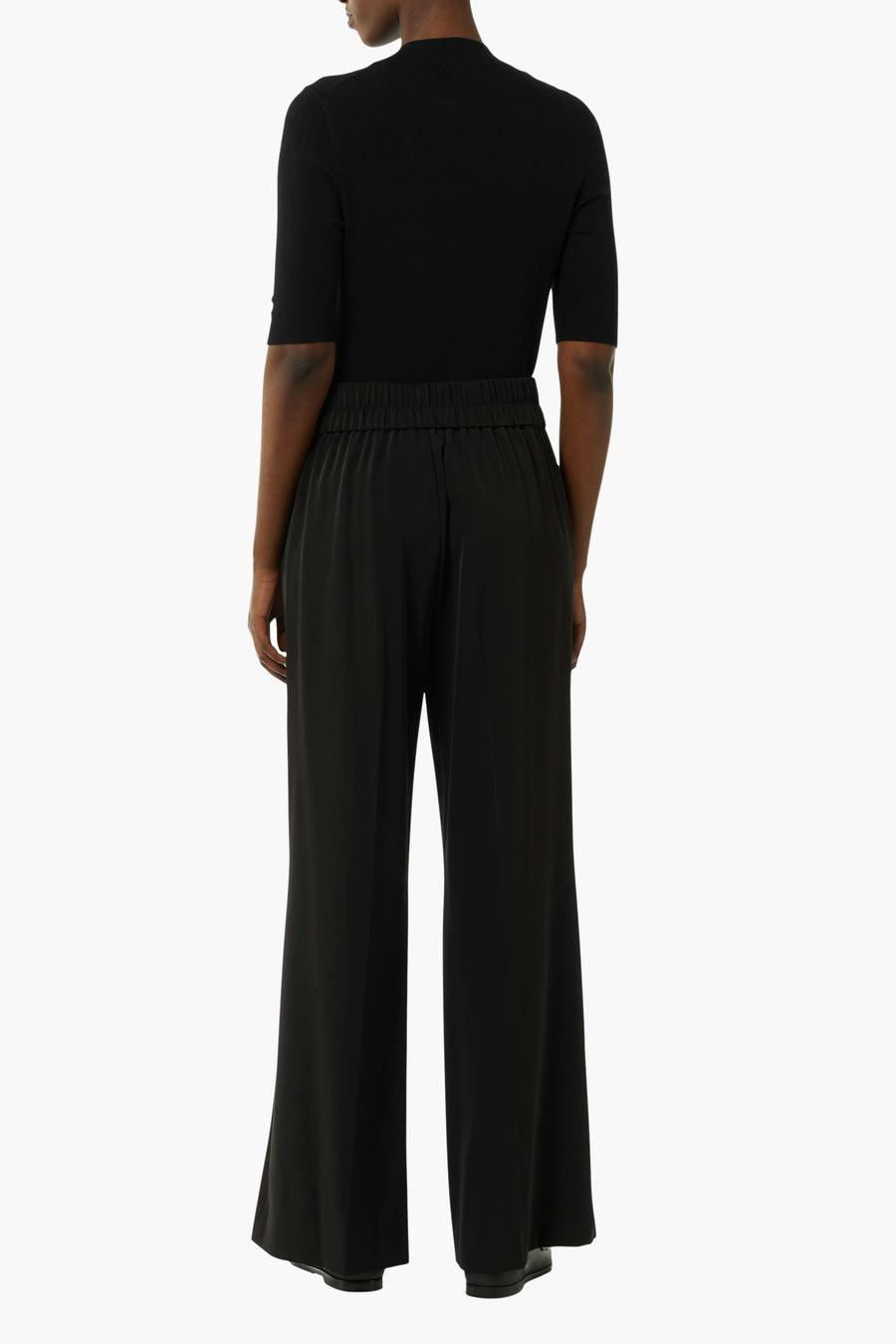 Pantalon de costume noir de COMMA, avec une taille élastique et une coupe ample.
