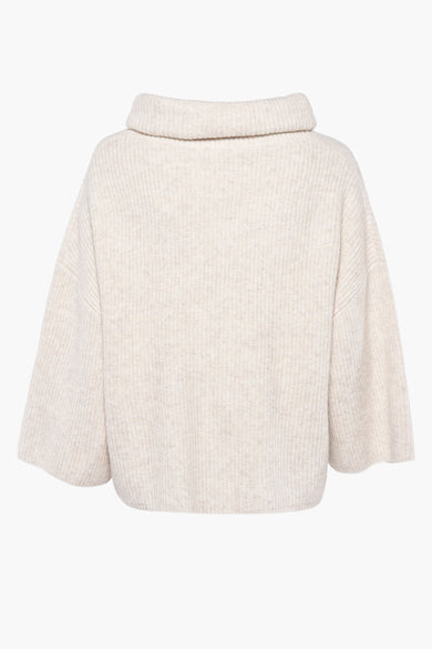 Pull à col roulé beige de COMMA, en tricot côtelé à larges manches, vue arrière.
