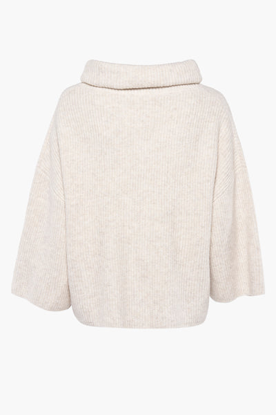 Pull à col roulé beige de COMMA, en tricot côtelé à larges manches, vue arrière.
