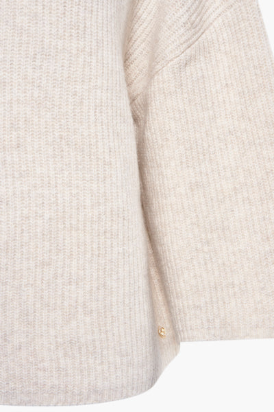 Pull à col roulé beige de COMMA, en tricot côtelé texturé avec un détail doré discret.