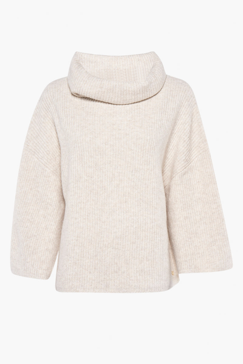 Pull à col roulé beige de COMMA avec une maille épaisse et texturée.