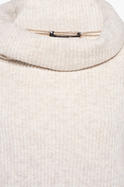 Pull à col roulé beige de COMMA, en maille côtelée douce et épaisse, avec un col drapé.