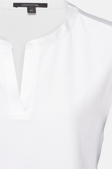 T-shirt blanc à manches courtes de COMMA, avec encolure en V.