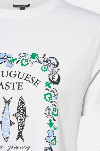 Wit T-shirt met korte mouwen van Comma, met een op Portugal geïnspireerd patroon versierd met bloemen en sardines.