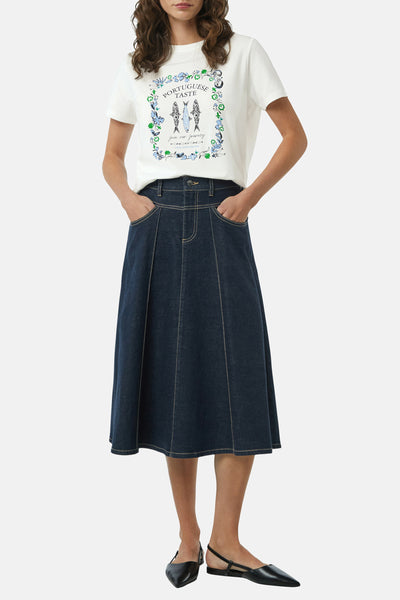 Wit T-shirt met korte mouwen van COMMA, met een bloemen- en sardineprint. Gedragen met een marineblauwe rok en zwarte ballerina's.