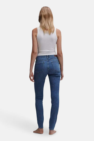 Skinny jeans in medium blue denim van OPUS, gedragen met een witte tanktop, achtergezicht.