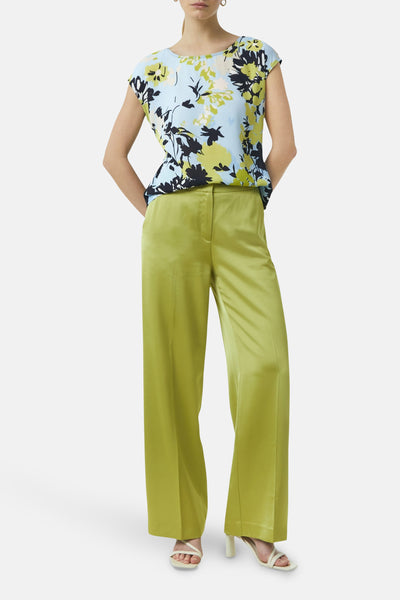 Multikleurig overhemd met korte mouwen van COMMA, met bloemenprint en gedragen met een satijnen groene broek en sandalen.