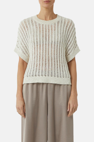 Pull à col rond beige de COMMA avec une texture ajourée et des reflets brillants.