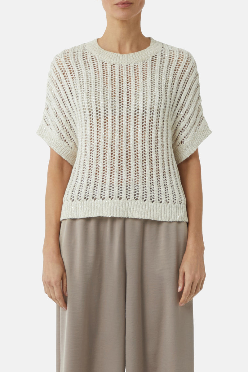 Pull à col rond beige de COMMA avec une texture ajourée et des reflets brillants.