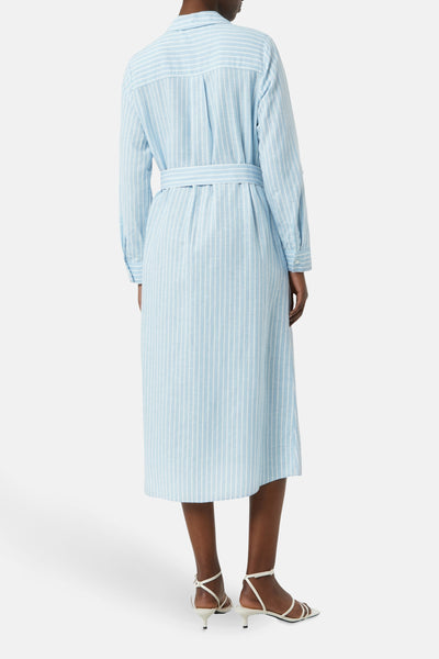 Robe chemise rayée bleu et blanc de COMMA, avec ceinture assortie et chaussures à talons aiguilles blanches.
