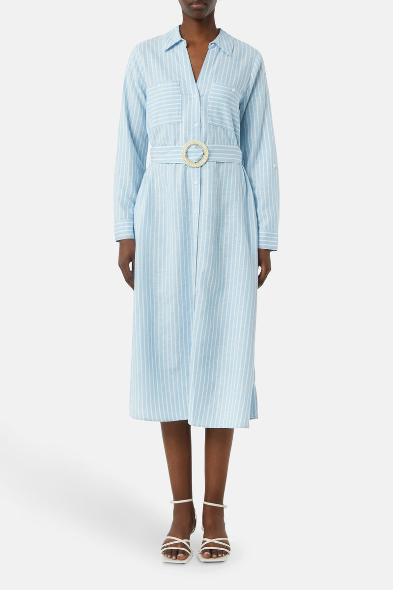 Robe chemise rayée bleu et blanche de COMMA, avec une ceinture décorative à boucle ronde tressée et des sandales blanches.