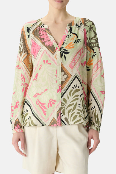 Multikleurig overhemd met lange mouwen van COMMA, met een geometrisch en bloemenpatroon, gedragen met een beige short.