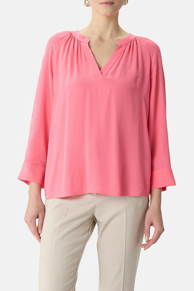 Roze blouse met lange mouwen van COMMA, met een V-hals en decoratieve plooien.