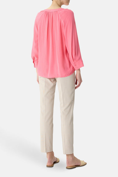 Roze blouse met lange mouwen van COMMA, met geplooide details aan de voorkant en knopen bij de manchetten.