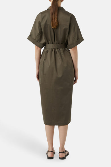 Robe kaki à manches courtes de COMMA, avec ceinture ton sur ton et longueur midi.