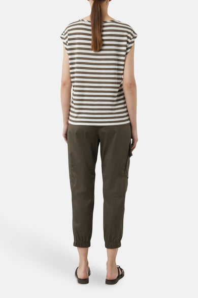 T-shirt à manches courtes rayé kaki et blanc de COMMA, porté avec un pantalon cargo vert olive et des sandales noires.
