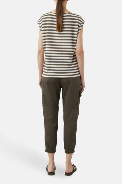 T-shirt à manches courtes rayé kaki et blanc de COMMA, porté avec un pantalon cargo vert olive et des sandales noires.
