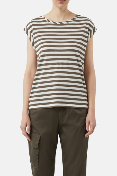 T-shirt kaki à rayures horizontales, à manches courtes de COMMA, porté avec un pantalon cargo olive.