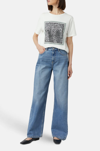 Wit T-shirt met korte mouwen van COMMA, met een grafische print op de voorkant en een blauwe jeans.