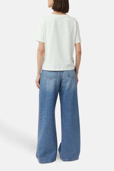 Wit T-shirt met korte mouwen van COMMA, gedragen met een wijde jeans, achterzicht.