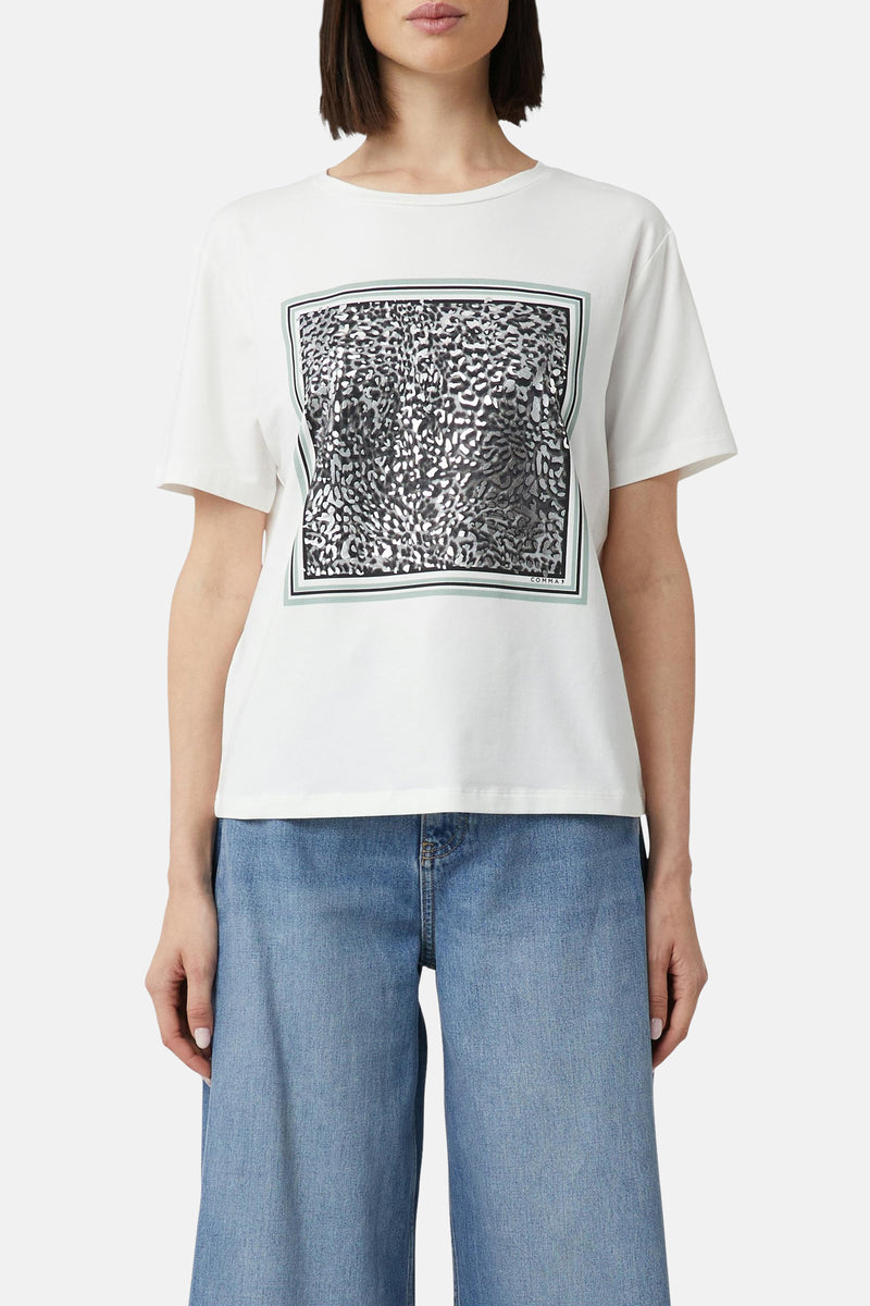 Wit T-shirt met korte mouwen van COMMA, met een vierkant dierenprintpatroon en een blauwe spijkerbroek.