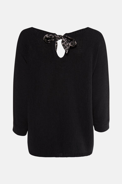 Pull à col rond noir de COMMA, avec un nœud décoratif à motif animalier au dos.