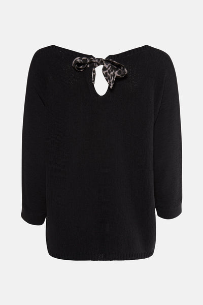 Pull à col rond noir de COMMA, avec un nœud décoratif à motif animalier au dos.