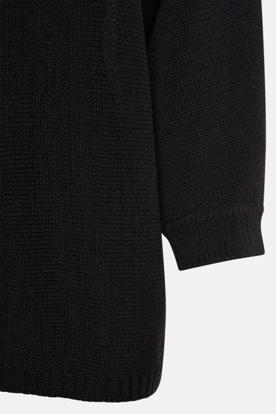 Pull à col rond noir de COMMA, avec une texture tricotée et une coupe classique.