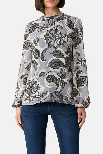 Multikleurige blouse met lange mouwen van COMMA, met een bloemenprint en gedragen met een donkerblauwe jeans.