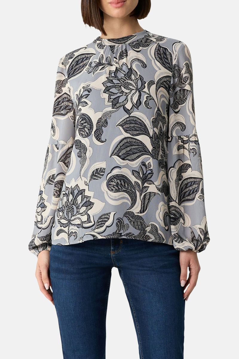 Multikleurige blouse met lange mouwen van COMMA, met een bloemenprint en gedragen met een donkerblauwe jeans.