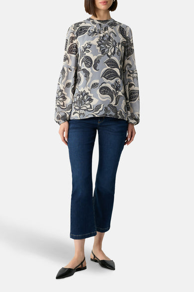 Multikleurig overhemd met lange mouwen van COMMA, met bloemenprint en gedragen met een blauwe jeans en platte schoenen.