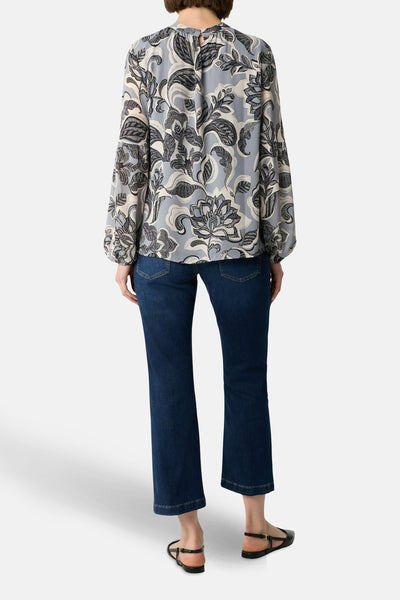 Multikleurige blouse met lange mouwen van COMMA, met bloemenprint en gedragen met een donkerblauwe jeans.