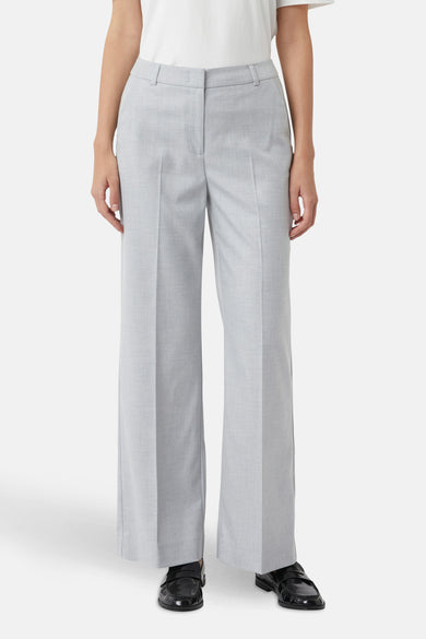 Grijze broek van COMMA, wijde pasvorm, hoge taille, gedragen met een effen wit T-shirt.