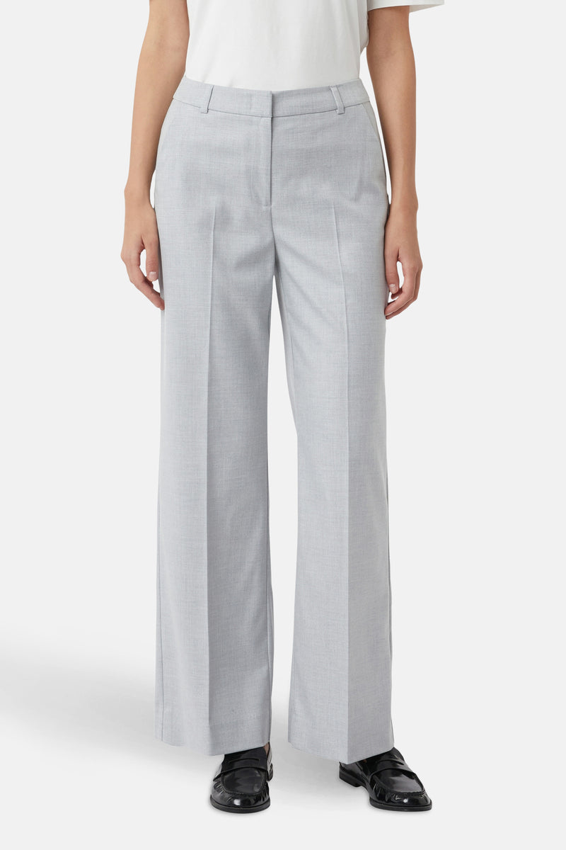 Grijze broek van COMMA, wijde pasvorm, hoge taille, gedragen met een effen wit T-shirt.