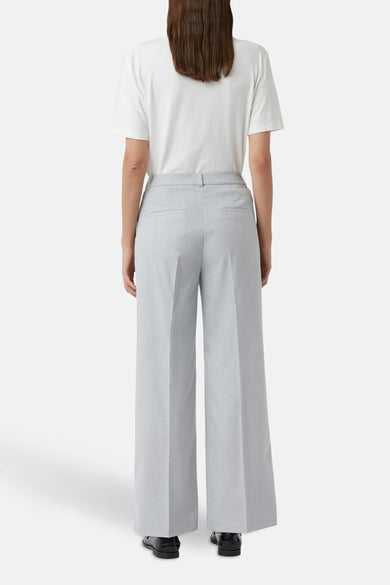 Pantalon gris de COMMA, coupe ample, taille haute, porté avec un t-shirt blanc uni.