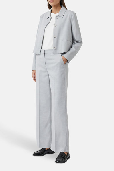 Pantalon gris de COMMA, coupe droite, avec poches et chaussures noires portées par le modèle.