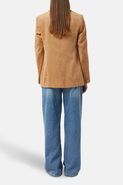 Cognac corduroy blazer van COMMA, gedragen met een wijde blauwe jeans.