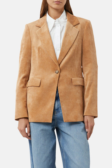 Blazer cognac en velours côtelé van COMMA, gedragen met een wit overhemd en een lichtblauwe jeans.
