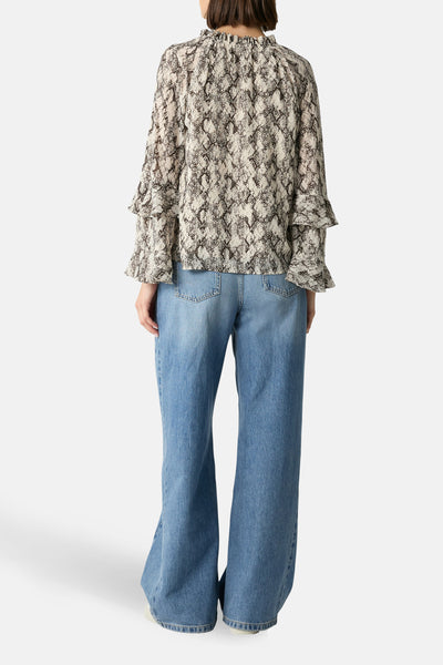 Multikleurige blouse met lange mouwen van COMMA met slangenprint en ruches.