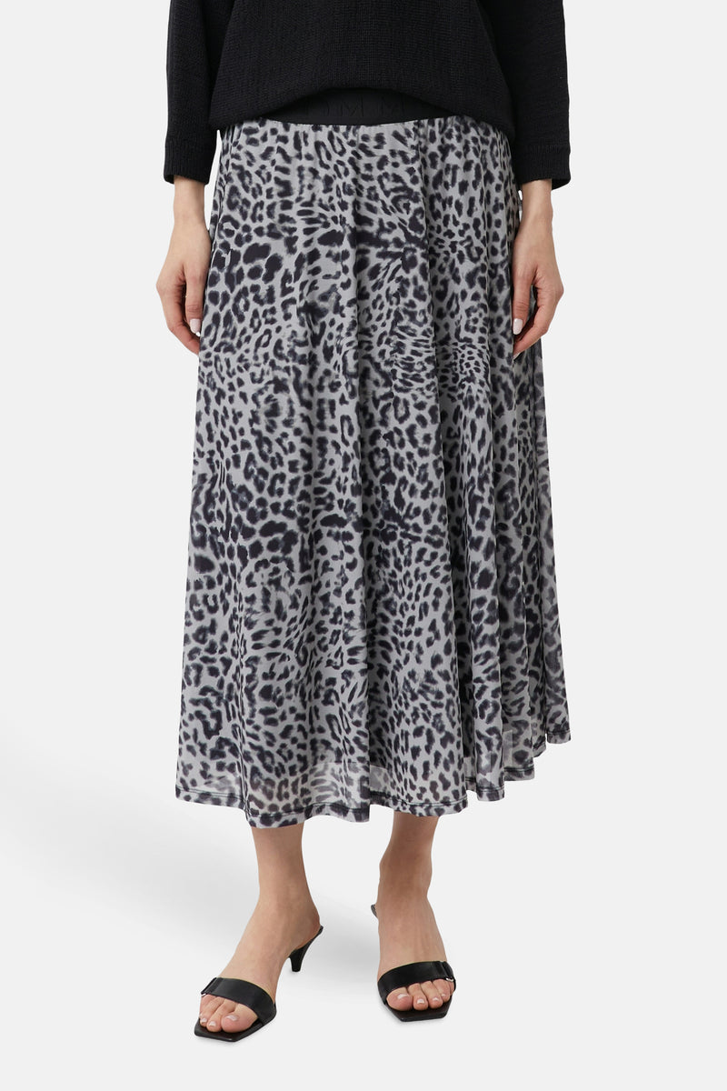 Jupe mi-longue grise à motif léopard de COMMA, portée avec un pull noir et des mules à talons noirs.