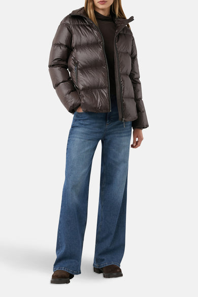 Kort bruin jasje van COMMA, gedragen met een bruine coltrui en een high-waisted spijkerbroek.